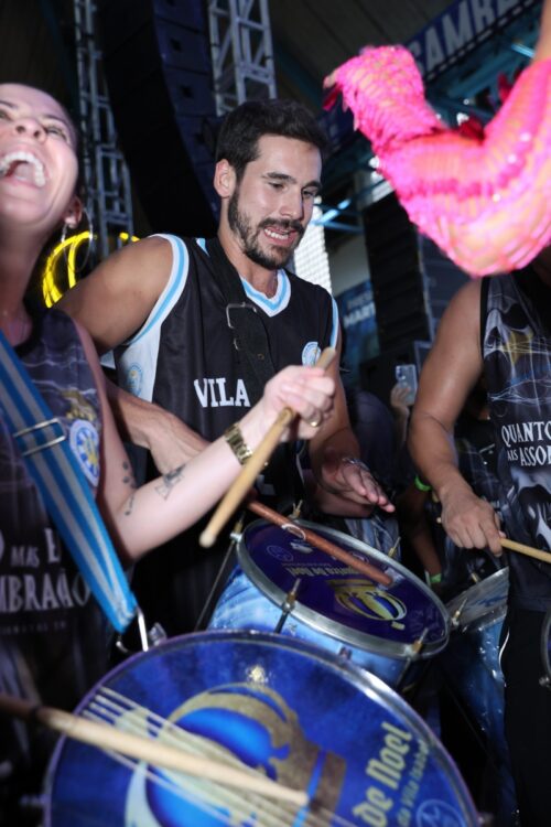 Nicolas Prattes tocando na bateria