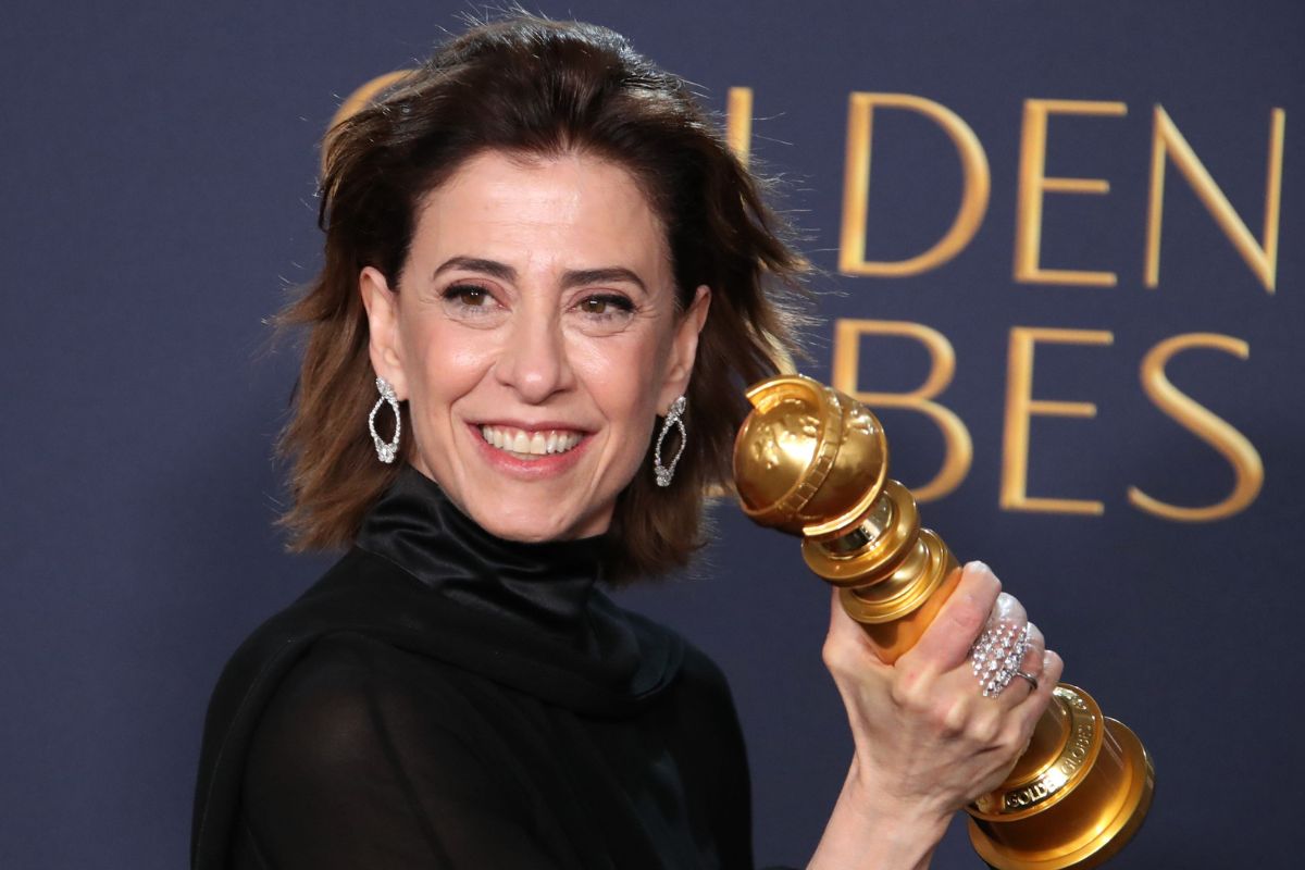 Fernanda Torres com troféu do Globo de Ouro