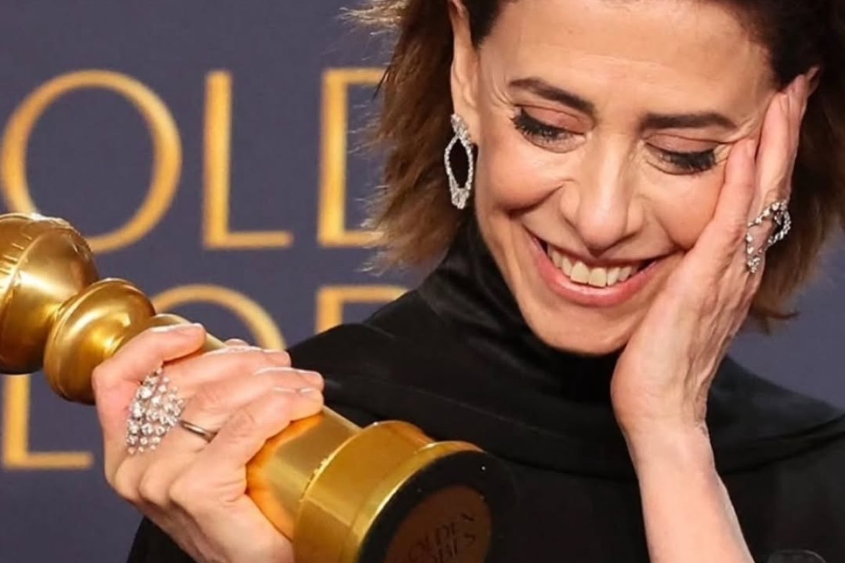 fernanda torres sorrindo segurando globo de ouro