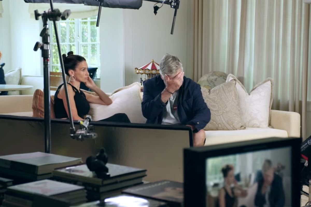 Hilaria e Alec Baldwin em gravação do reality show