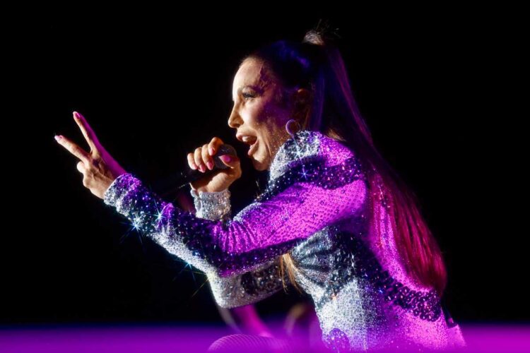 Ivete Sangalo se apresentando no Réveillon de Copacabana