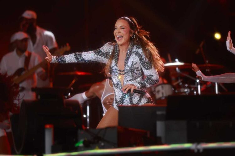 Ivete Sangalo se apresentando no Réveillon de Copacabana