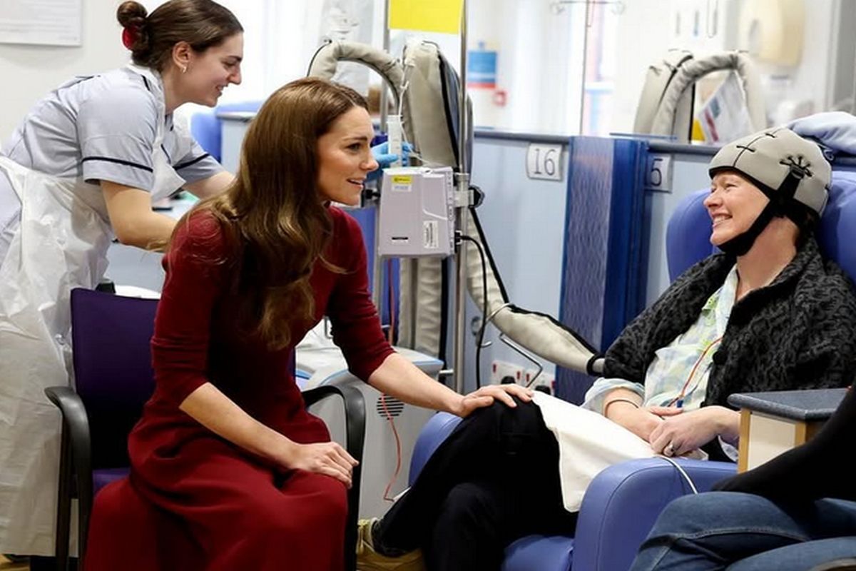 Kate Middleton durante visita ao hospital onde se tratou