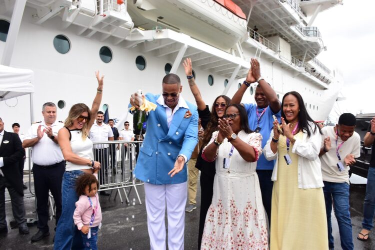 Léo Santana embarca com a família no navio do Gigante