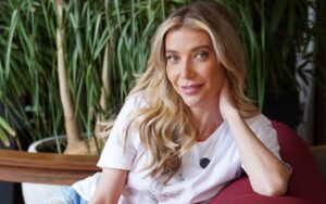 Luiza Possi revela cirurgia nas cordas vocais e explica sua recuperação com silêncio absoluto. Cantora tranquiliza fãs sobre o procedimento.