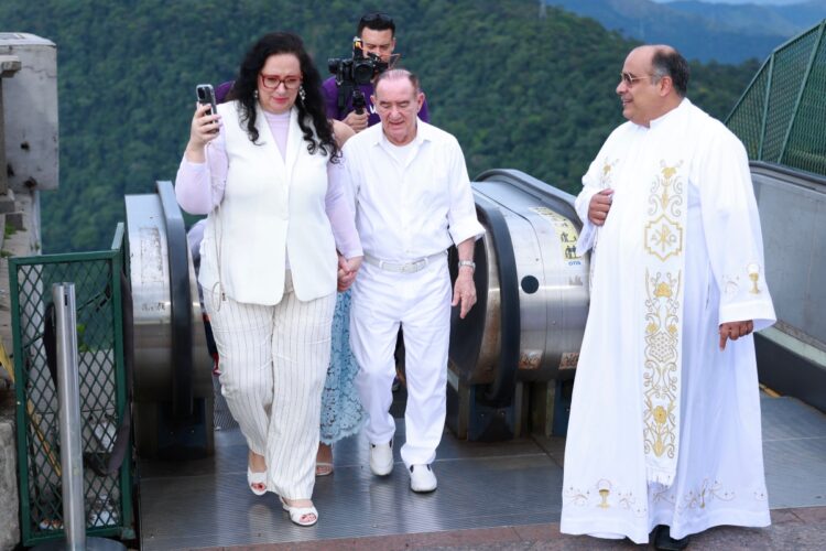 Renato Aragão chega ao Cristo Redentor com a mulher e a filha 