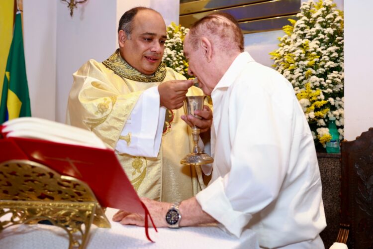 Renato Aragão comunga durante a missa