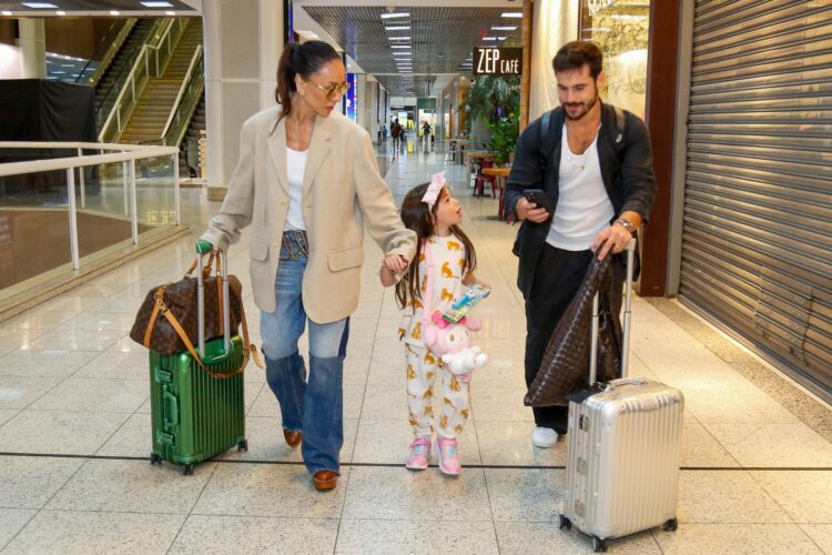 Sabrina Sato, Nicolas Prattes e Zoe embarcam no aeroporto