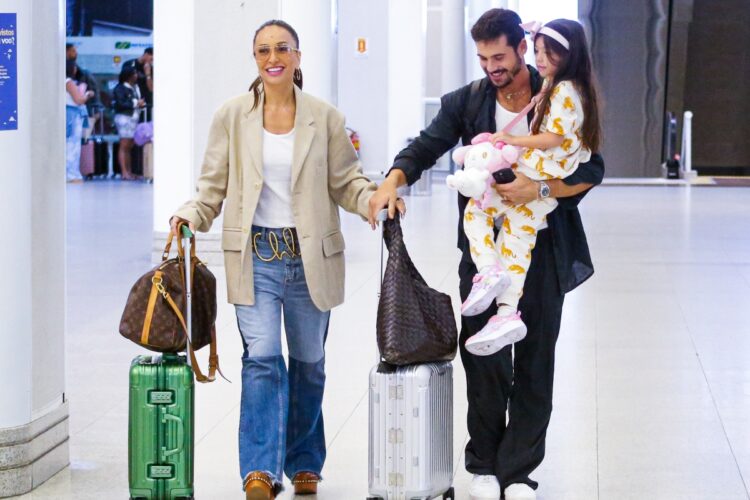 Sabrina Sato, Nicolas Prattes e Zoe embarcam no aeroporto