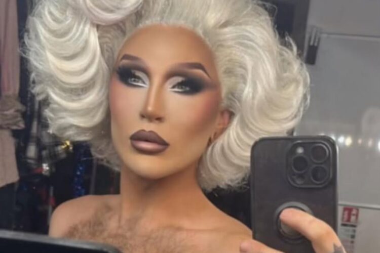 selfie de the vivienne, primeira campeã do rupauls drag race uk