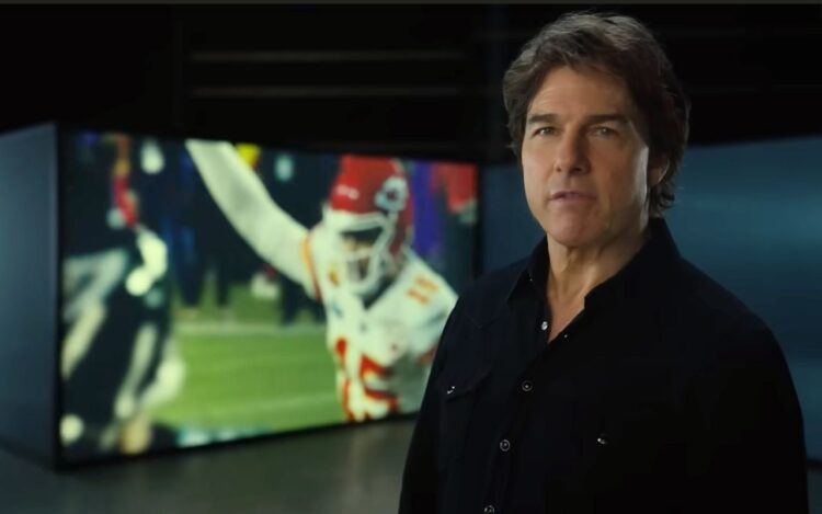 Tom Cruise aparece no Super Bowl com rosto esticado