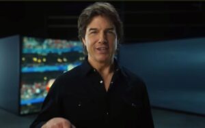 Tom Cruise aparece no Super Bowl com rosto esticado