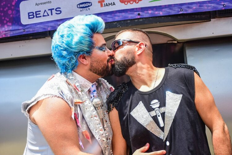 Tiago Abavanel e Fernando Poli beijando 