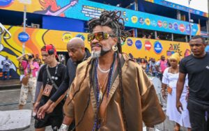Carlinhos Brown chega para a abertura do Carnaval de Salvador
