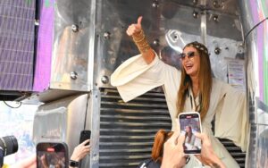 Claudia Leitte é recebida com vaias e aplausos na abertura do Carnaval de Salvador