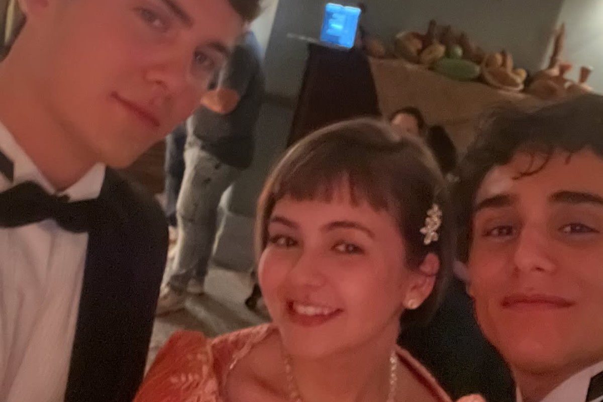 Edu (Caio Manhente), Eugênia (Klara Castanho) e Guto (Pedro Goifman) nos bastidores de Garota do Momento