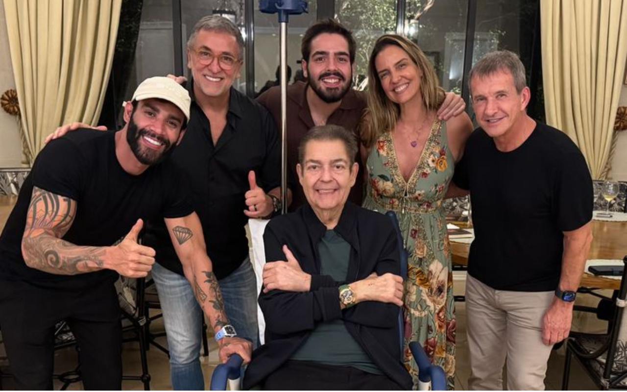 Gusttavo Lima faz visita especial a Faustão em noite de pizza e nostalgia