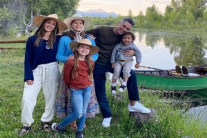 Jessica Alba e Cash Warren com os filhos