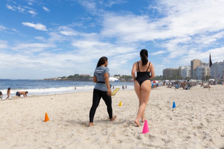 Luciana Picorelli treina pesado na praia