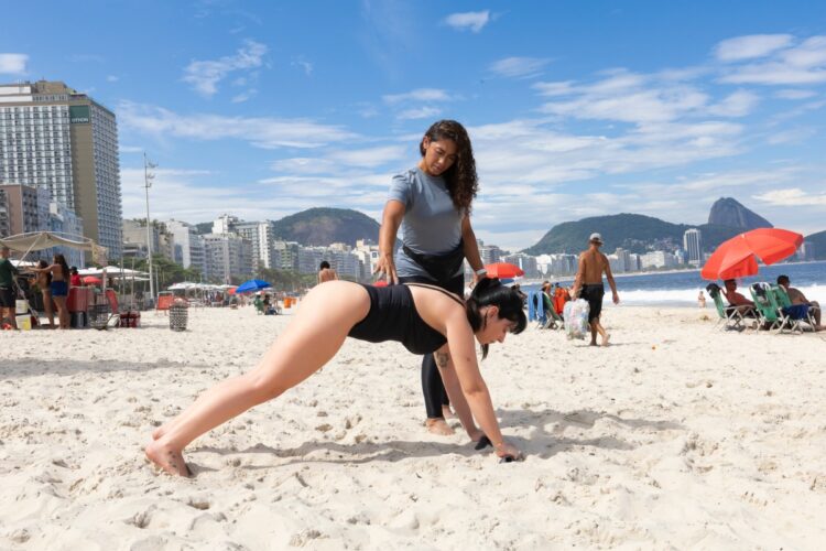 Luciana Picorelli treina pesado na praia