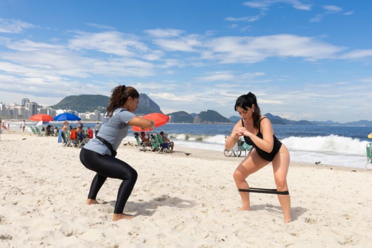 Luciana Picorelli treina pesado na praia