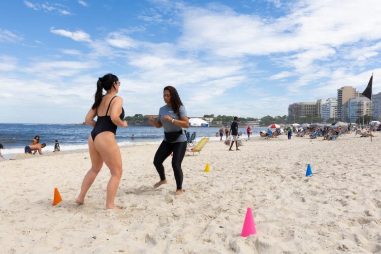 Luciana Picorelli treina pesado na praia