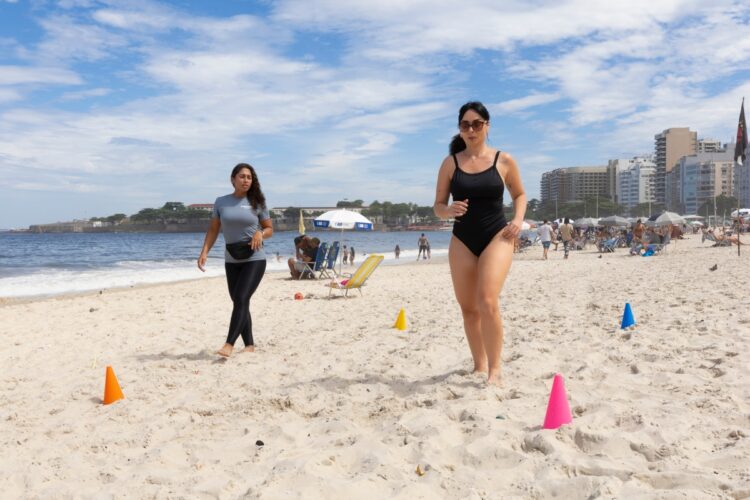 Luciana Picorelli treina pesado na praia