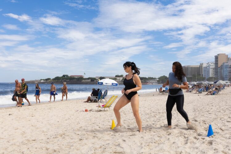 Luciana Picorelli treina pesado na praia