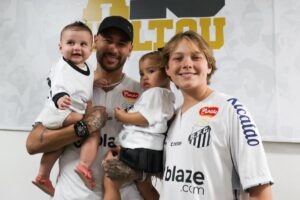 Neymar com os filhos na Vila Belmiro
