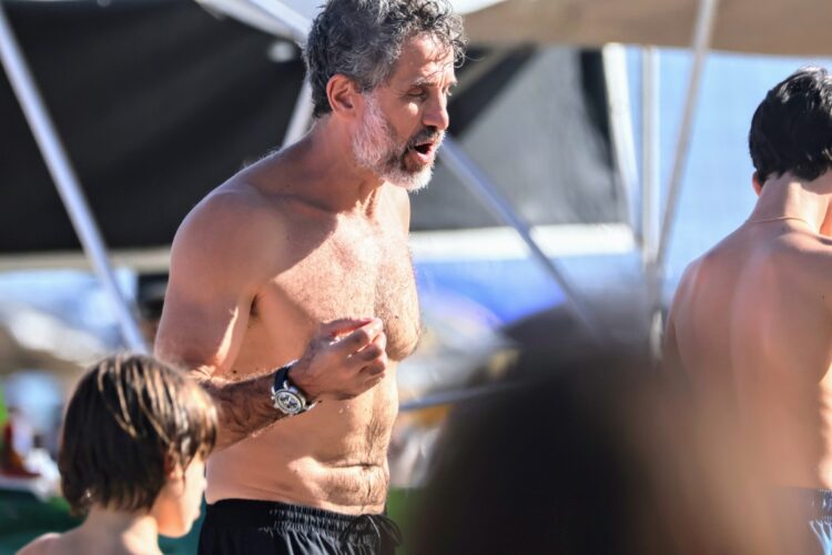 Eriberto Leão, mulher e filhos na praia