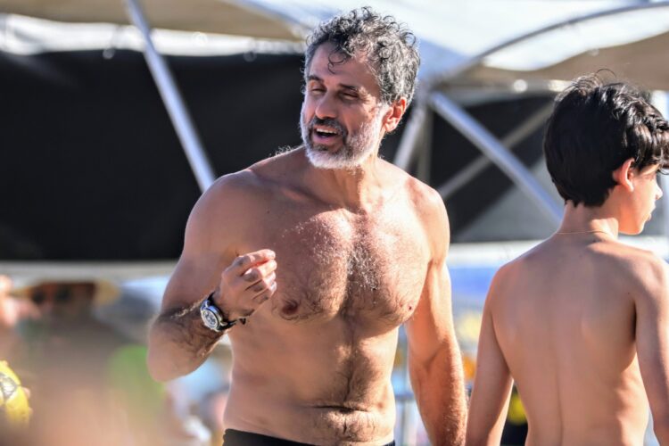 Eriberto Leão, mulher e filhos na praia