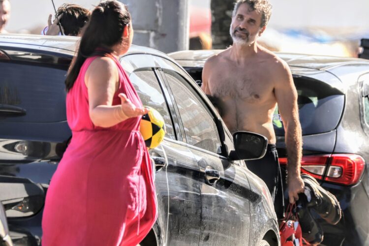 Eriberto Leão, mulher e filhos na praia