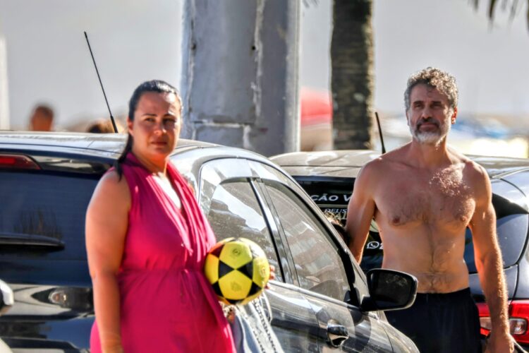 Eriberto Leão, mulher e filhos na praia