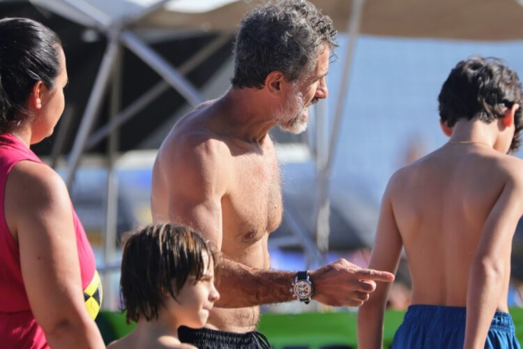 Eriberto Leão, mulher e filhos na praia