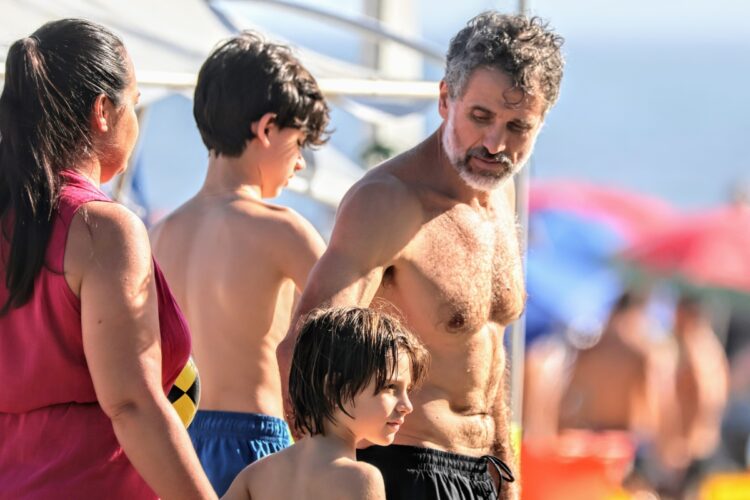 Eriberto Leão, mulher e filhos na praia