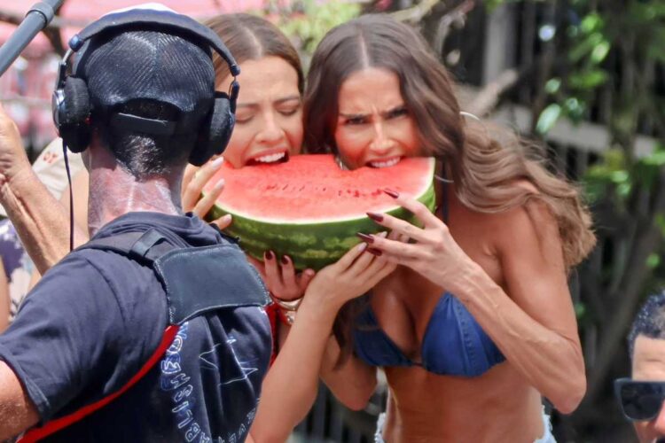 Beatriz Reis e Deborah Secco comendo melancia em gravação no vidigal