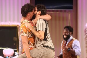 Carmo Dalla Vecchia beija Fernando Caruso