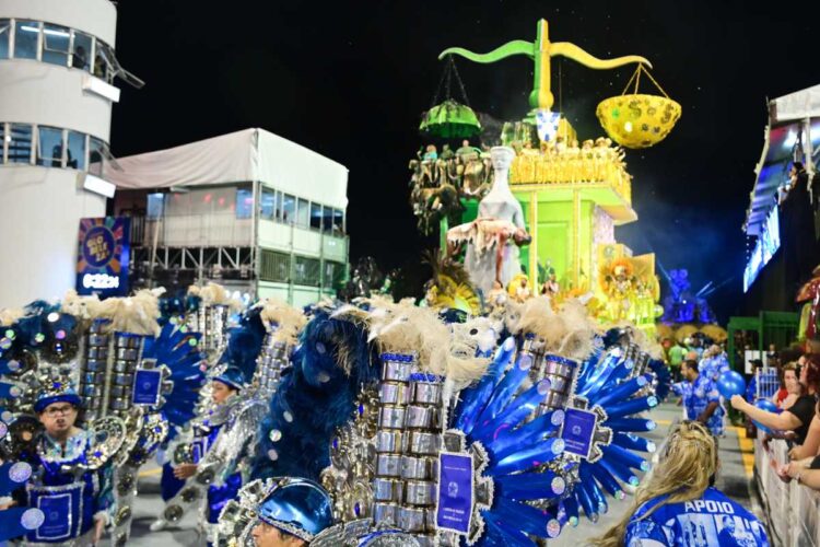 Carro alegórico em desfile da Acadêmicos do Tatuapé