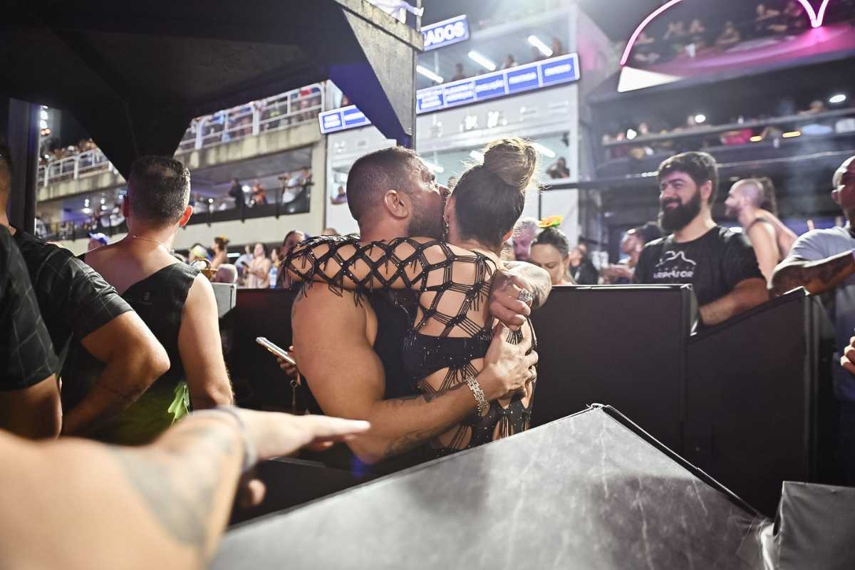 Diogo Nogueira e Paolla Oliveira se beijando na frisa de camarote em desfile da Portella