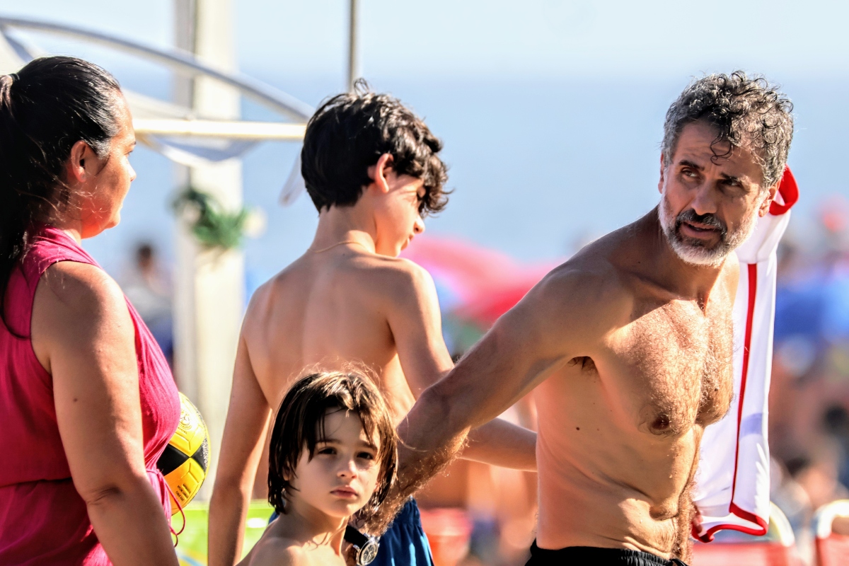 Eriberto Leão, mulher e filhos na praia