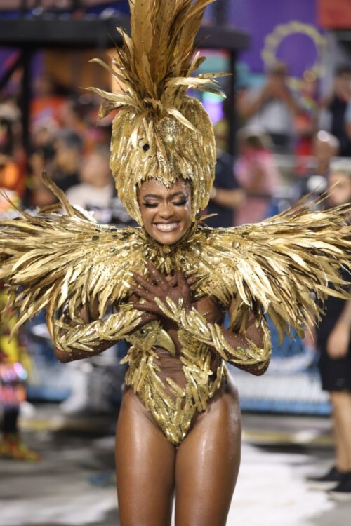 Erika Januza desfilando na Viradouro 2025