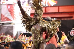 Erika Januza desfilando na Viradouro 2025