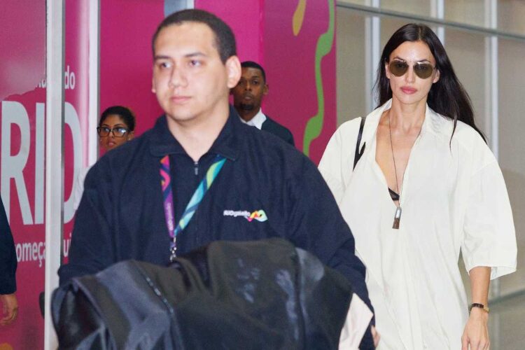 Irina Shayk desembarcando no Brasil para curtir o Carnaval do Rio de Janeiro