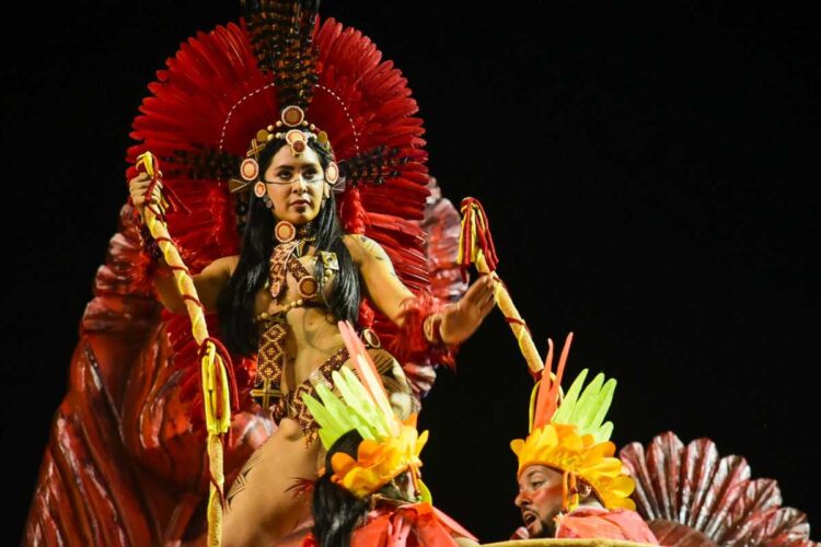 Isabelle Nogueira desfilando pela Acadêmicos do Tuuruvi no Carnaval de São Paulo