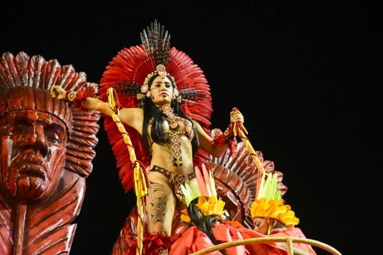 Isabelle Nogueira desfilando pela Acadêmicos do Tuuruvi no Carnaval de São Paulo