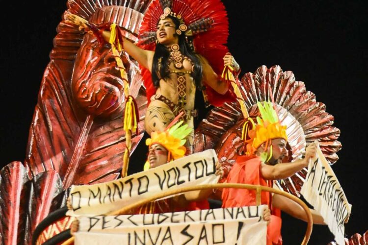 Isabelle Nogueira desfilando pela Acadêmicos do Tuuruvi no Carnaval de São Paulo