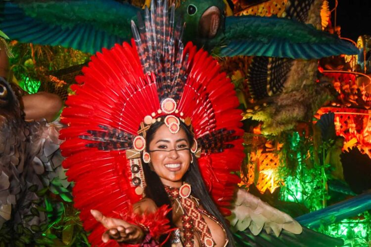 Isabelle Nogueira desfilando pela Acadêmicos do Tuuruvi no Carnaval de São Paulo