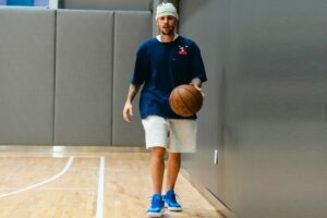 Justin Bieber jogando basquete