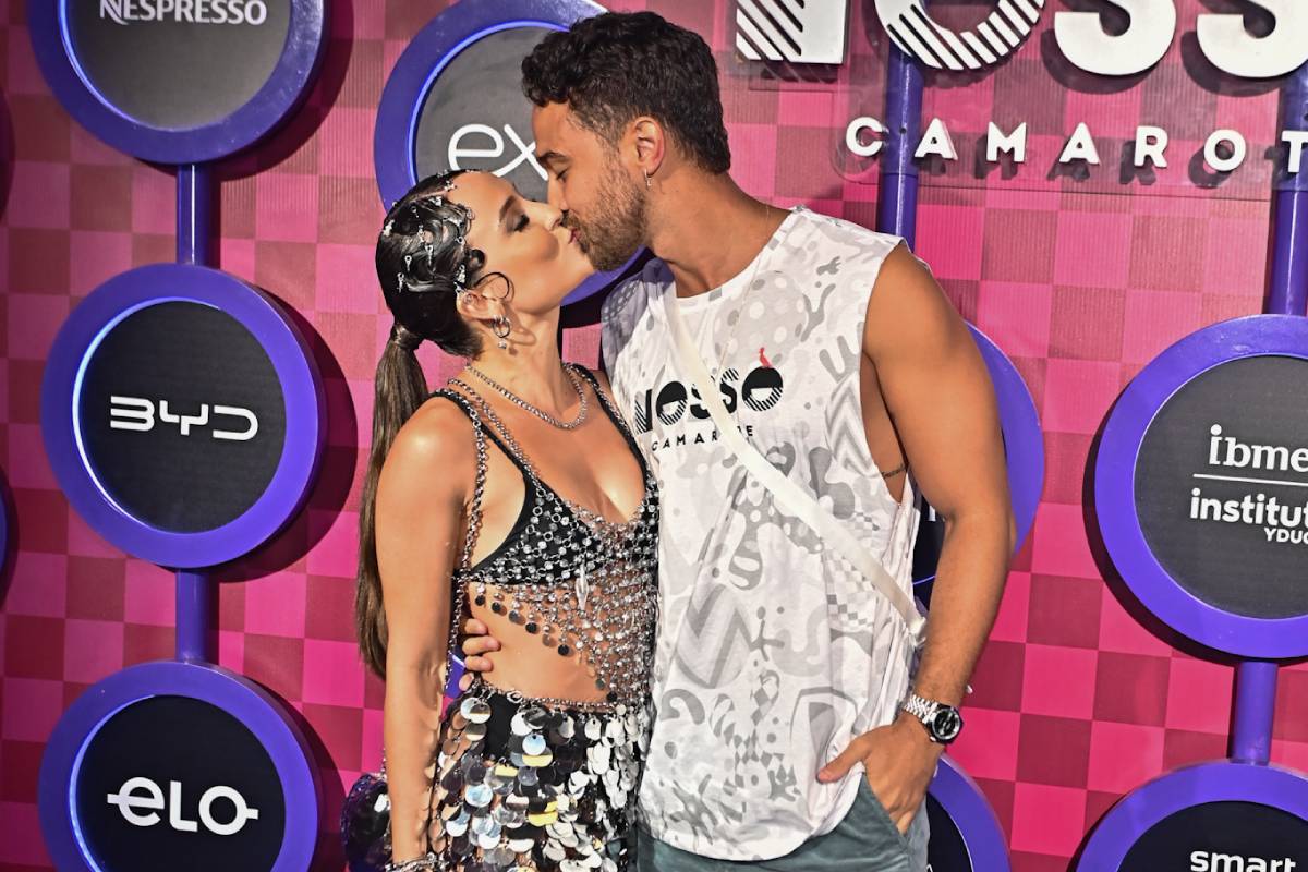 Larissa Manoela e André Luiz Frambach se beijando no Nosso Camarote do Carnaval Rio de Janeiro