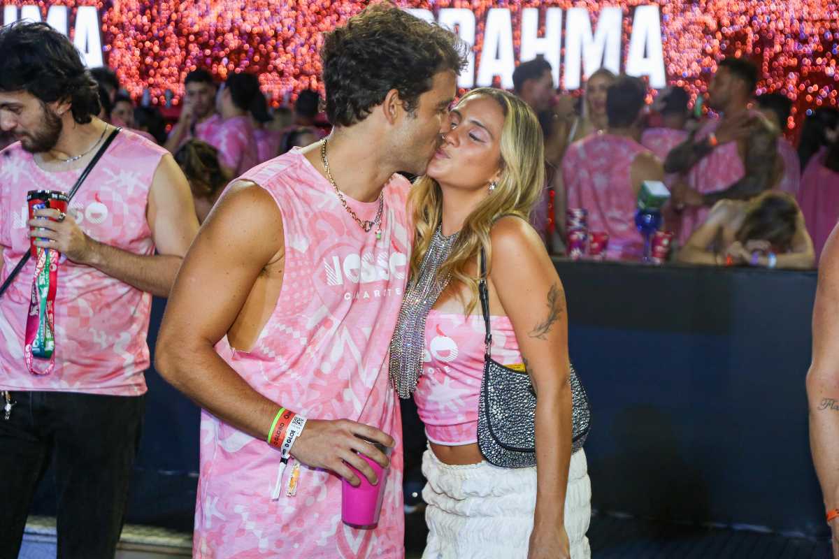 Luisa Perisse e Rafael Coimbra se beijando no Carnaval do Rio de Janeiro